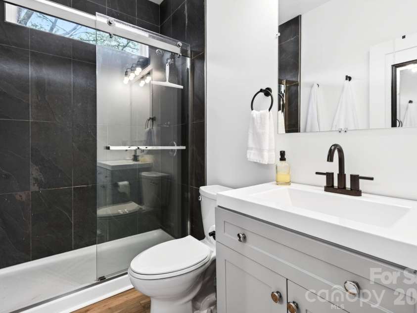 116 Arnold Road, Asheville, NC 28805.  MLS# CAR4380493, YatesRealty ID 20468. Primary Ensuite Bathroom
