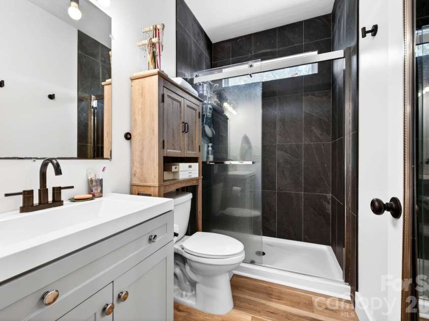 116 Arnold Road, Asheville, NC 28805.  MLS# CAR4380493, YatesRealty ID 20468. Primary Ensuite Bathroom
