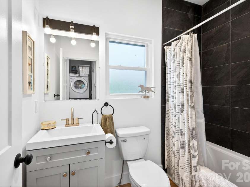 116 Arnold Road, Asheville, NC 28805.  MLS# CAR4380493, YatesRealty ID 20468. Shared Bathroom