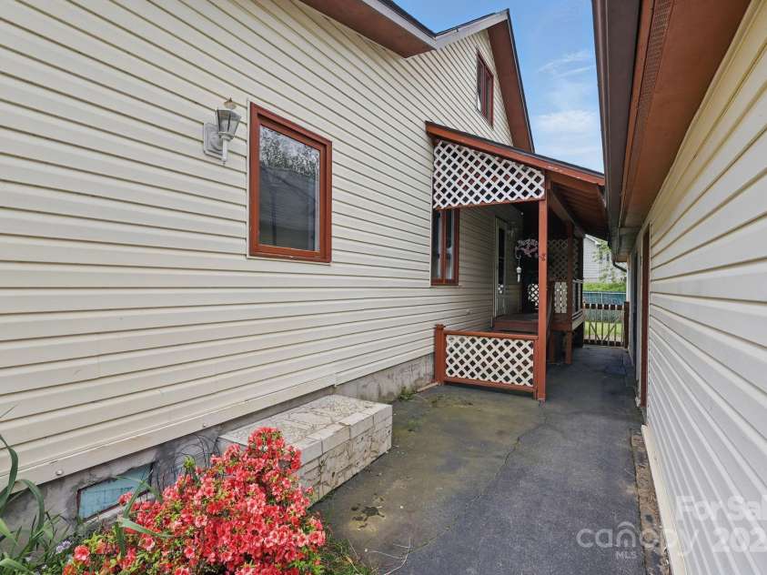 137 Clint Lewis Road, Boone, NC 28607.  MLS# CAR4248137, YatesRealty ID 20469. 