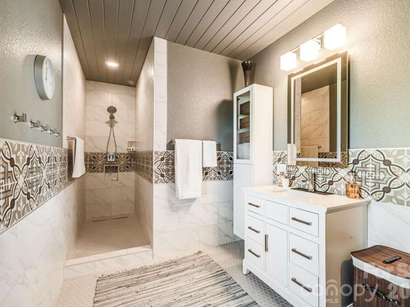 2223 Scarlet Ridge, Sylva, NC 28779.  MLS# CAR4336305, YatesRealty ID 2047. 