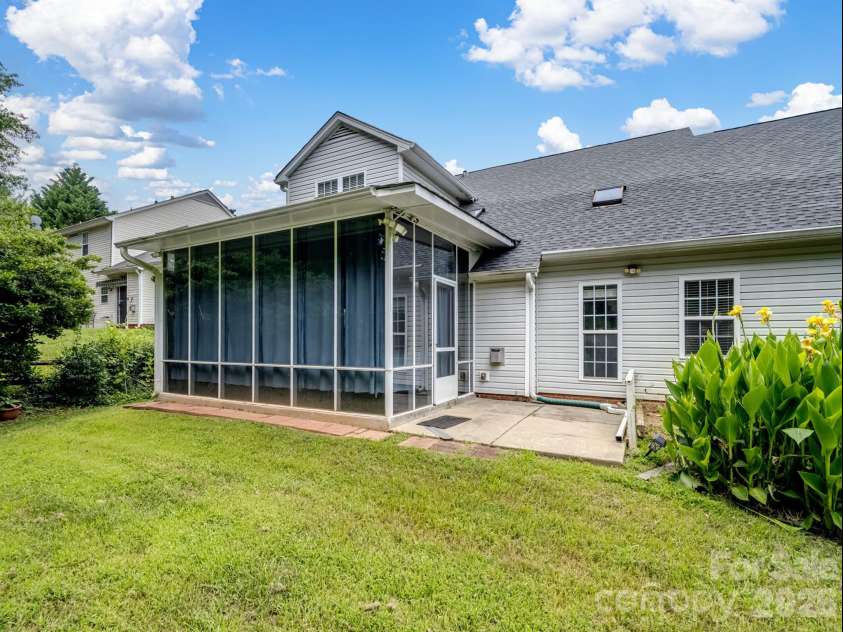 9903 Southampton Commons Drive, Charlotte, NC 28277.  MLS# CAR4368781, YatesRealty ID 20470. 