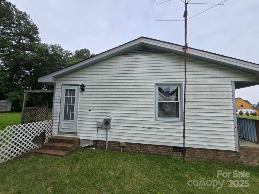 1961 LT Hardee Road, Greenville, NC 27858.  MLS# CAR4267525, YatesRealty ID 20472. 