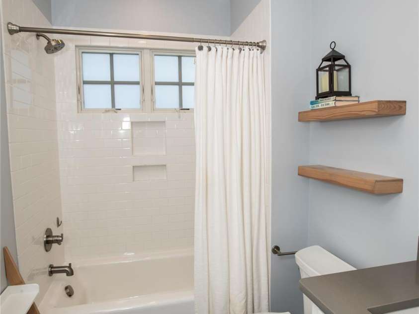 624 James Alexander Way, Davidson, NC 28036.  MLS# CAR4378174, YatesRealty ID 20473. Bath (full) beside Bedroom 2