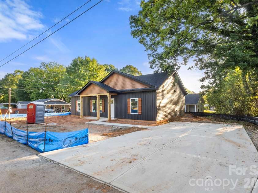 605 Huron Street, Kannapolis, NC 28083.  MLS# CAR4376562, YatesRealty ID 20476. 