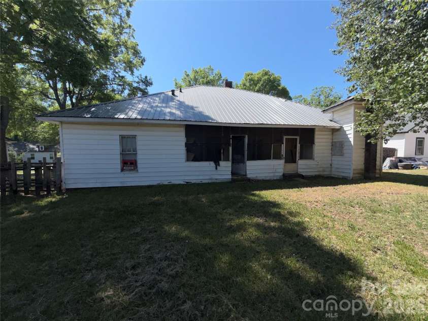512 2nd Street, Cherryville, NC 28021.  MLS# CAR4370476, YatesRealty ID 20478. 
