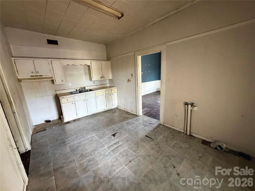512 2nd Street, Cherryville, NC 28021.  MLS# CAR4370476, YatesRealty ID 20478. 