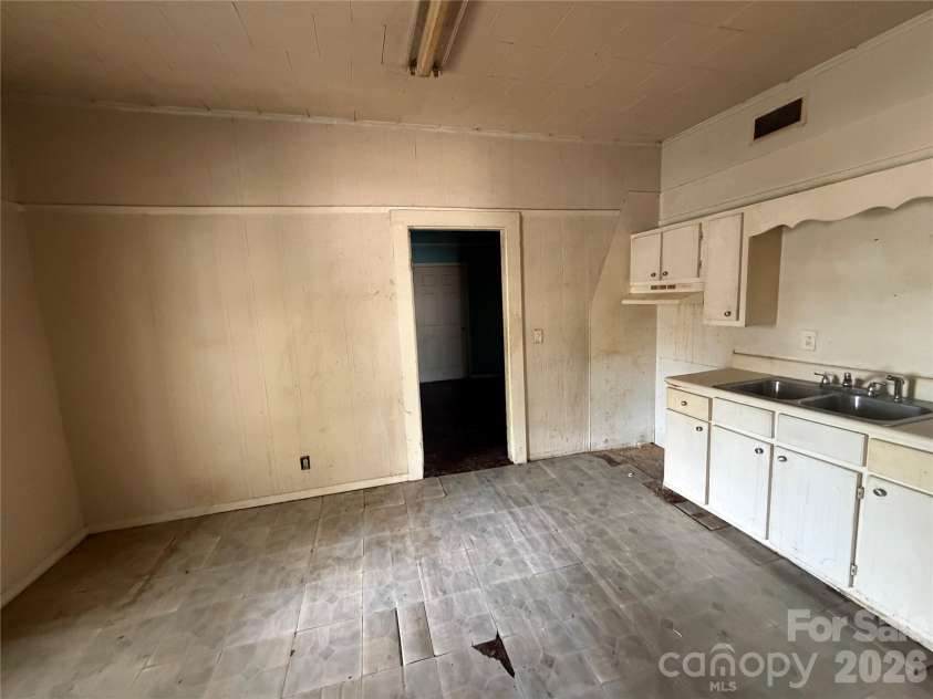 512 2nd Street, Cherryville, NC 28021.  MLS# CAR4370476, YatesRealty ID 20478. 