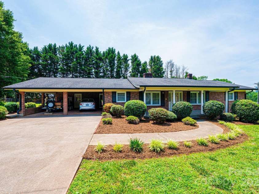 1211 25th Street, Hickory, NC 28602.  MLS# CAR4271007, YatesRealty ID 20483. 