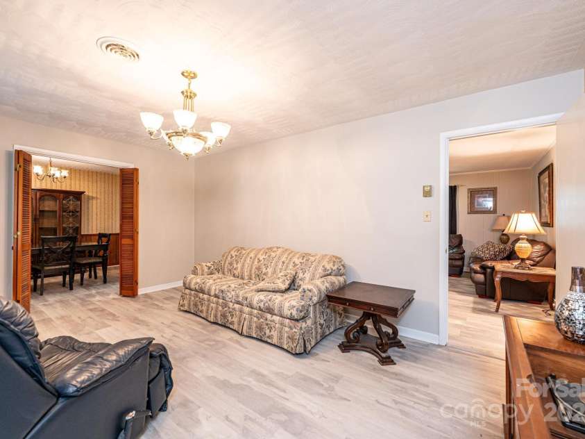 1211 25th Street, Hickory, NC 28602.  MLS# CAR4271007, YatesRealty ID 20483. 