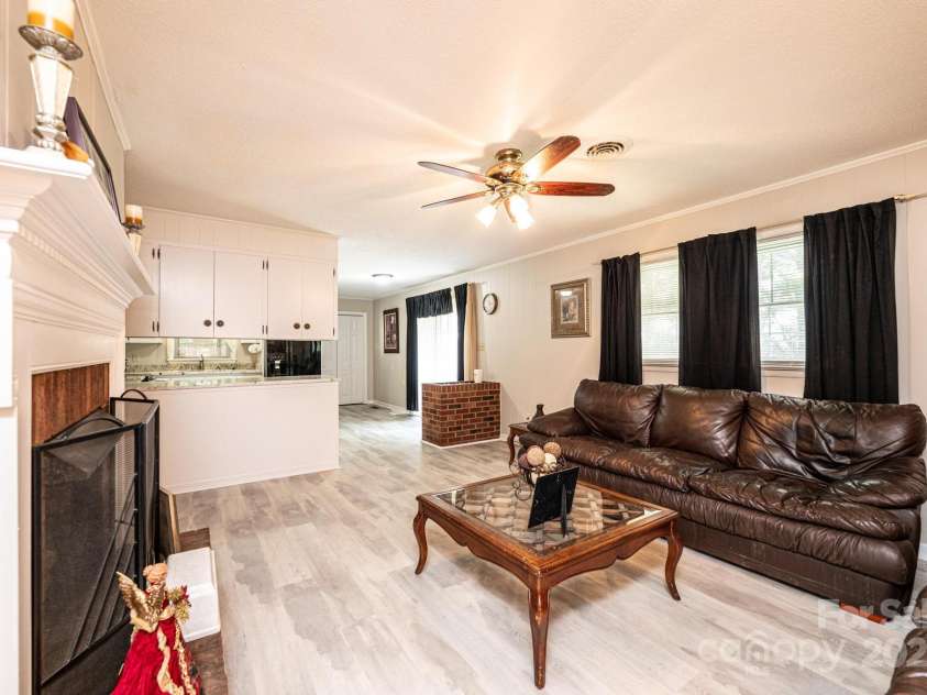 1211 25th Street, Hickory, NC 28602.  MLS# CAR4271007, YatesRealty ID 20483. 