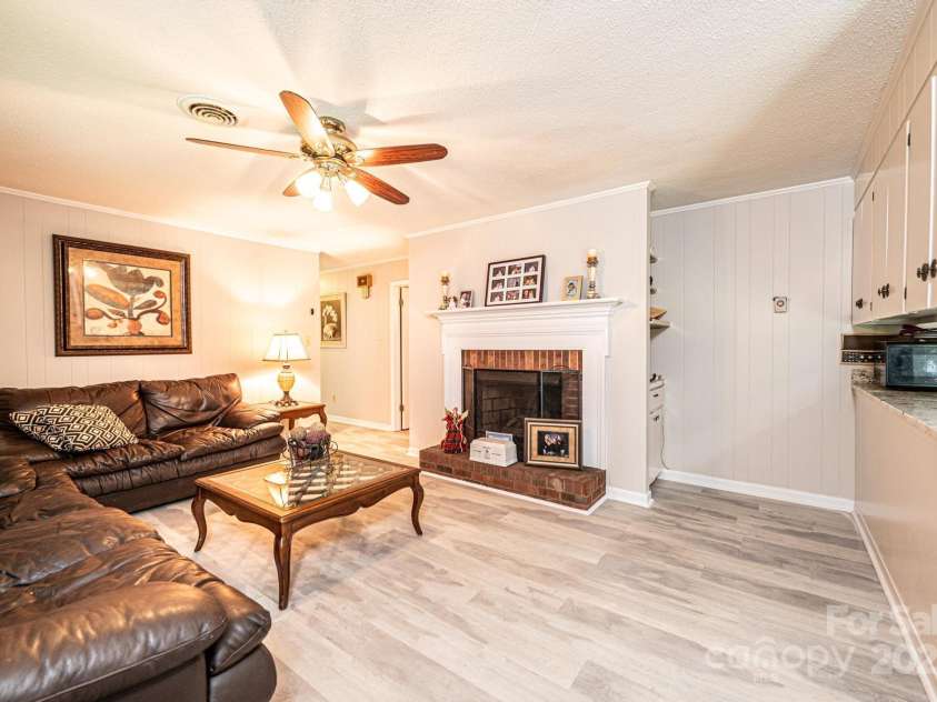 1211 25th Street, Hickory, NC 28602.  MLS# CAR4271007, YatesRealty ID 20483. 