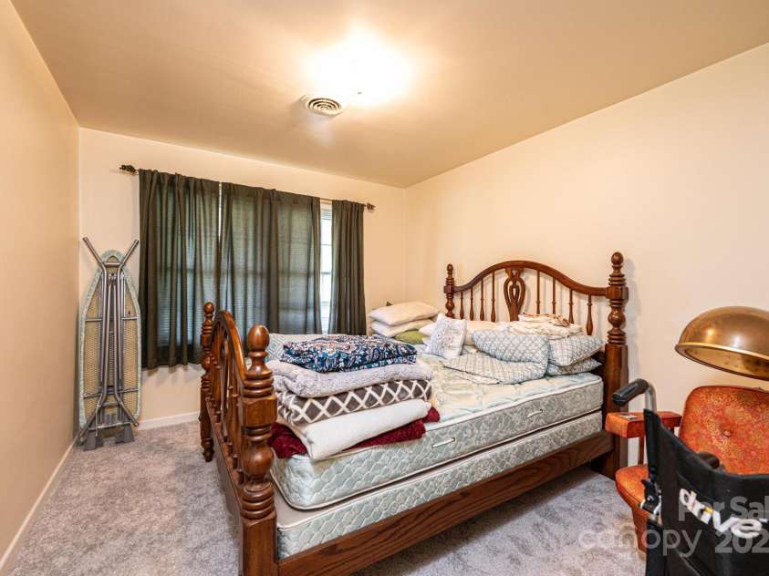 1211 25th Street, Hickory, NC 28602.  MLS# CAR4271007, YatesRealty ID 20483. 