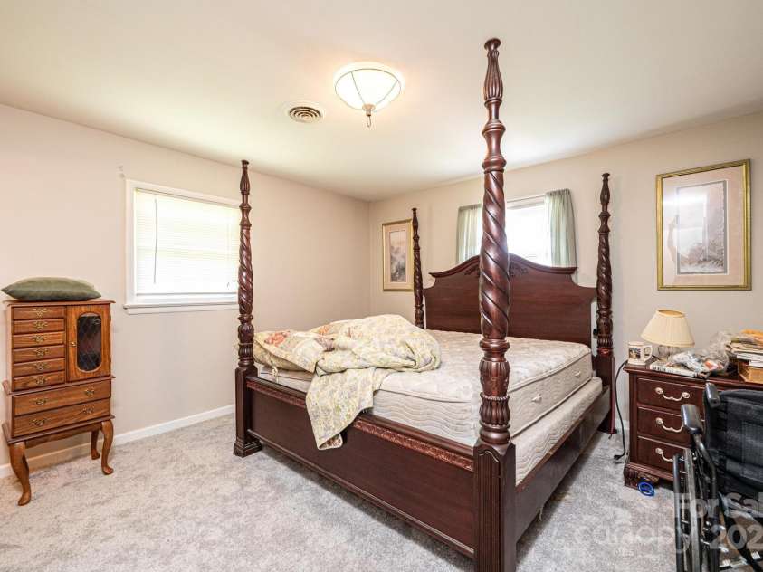 1211 25th Street, Hickory, NC 28602.  MLS# CAR4271007, YatesRealty ID 20483. 