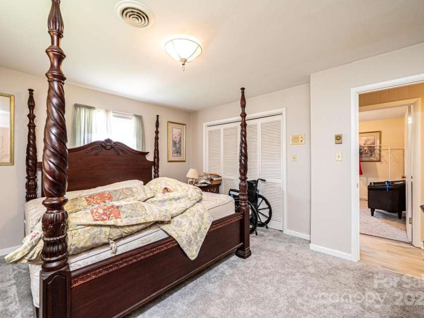 1211 25th Street, Hickory, NC 28602.  MLS# CAR4271007, YatesRealty ID 20483. 