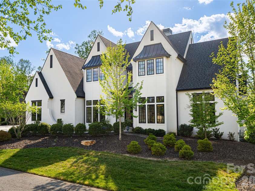 6 Stansbury Drive, Asheville, NC 28803.  MLS# CAR4377090, YatesRealty ID 20483. 