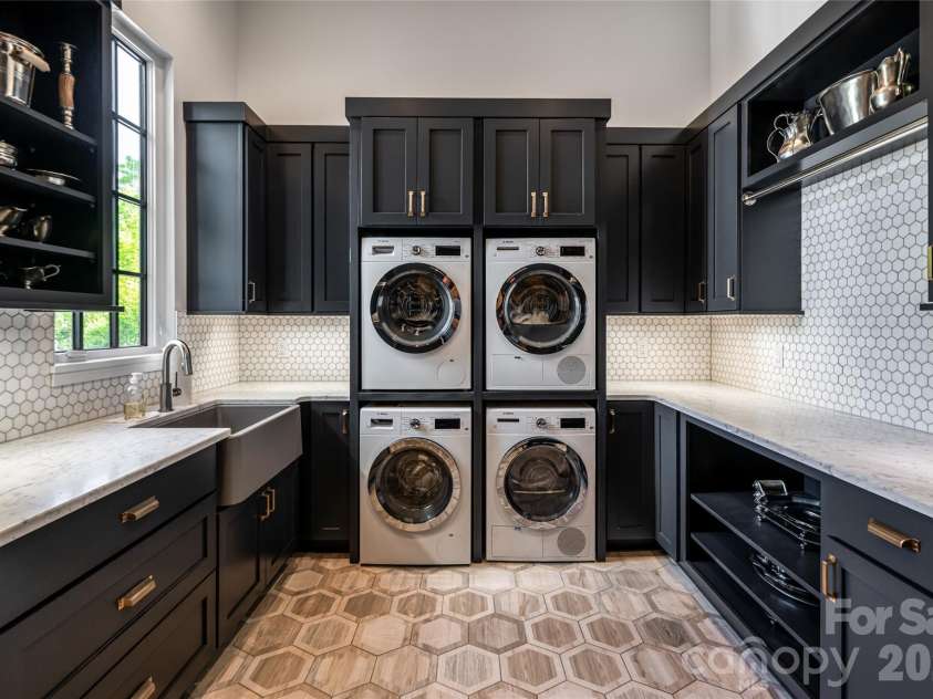 6 Stansbury Drive, Asheville, NC 28803.  MLS# CAR4377090, YatesRealty ID 20483. 