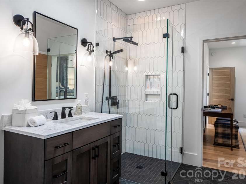 6 Stansbury Drive, Asheville, NC 28803.  MLS# CAR4377090, YatesRealty ID 20483. 