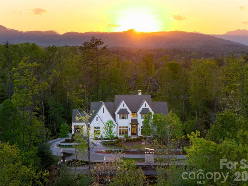 6 Stansbury Drive, Asheville, NC 28803.  MLS# CAR4377090, YatesRealty ID 20483. 