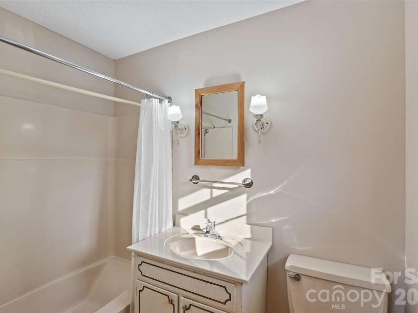 591 Landrum Road, Columbus, NC 28722.  MLS# CAR4337351, YatesRealty ID 20484. En-suite bath