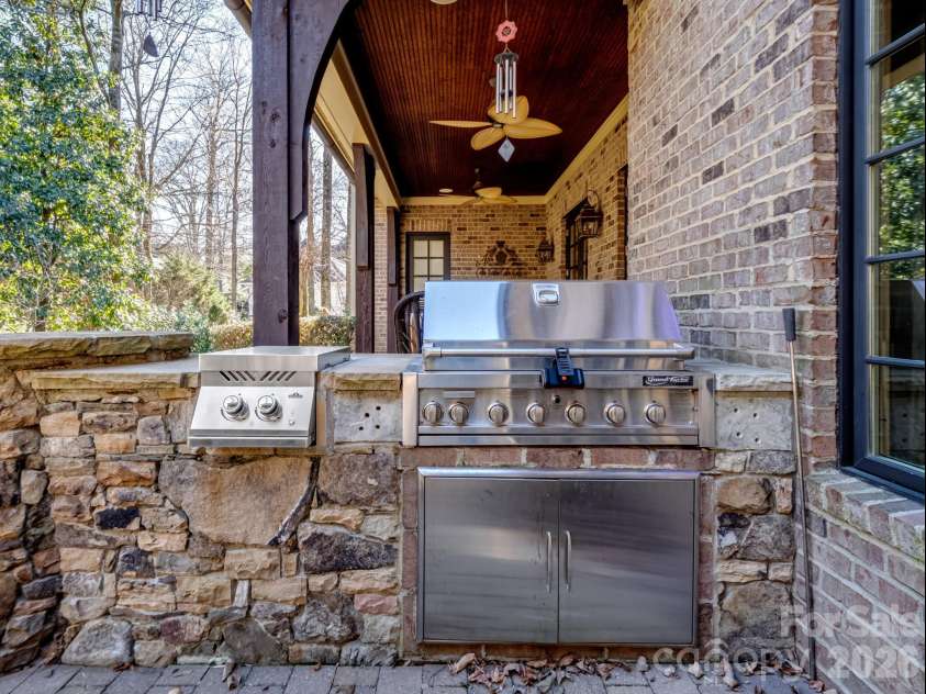 229 Wrenwood Lane, Charlotte, NC 28211.  MLS# CAR4333532, YatesRealty ID 20489. 