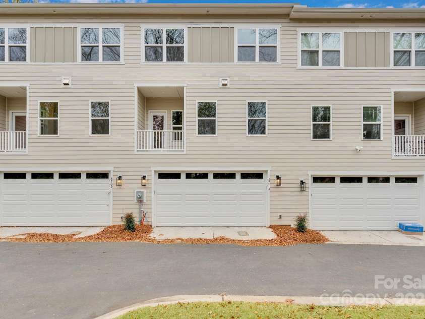 3713 Lou Ann Avenue, Charlotte, NC 28208.  MLS# CAR4327588, YatesRealty ID 20489. 