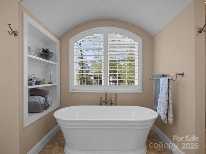 1011 Columbine Road, Asheville, NC 28803.  MLS# CAR4231603, YatesRealty ID 2049. Primary en-suite bathroom features a large spa-like soaking tub