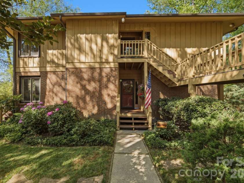 3509 Mountain Top Way, Hendersonville, NC 28739.  MLS# CAR4374496, YatesRealty ID 20491. 