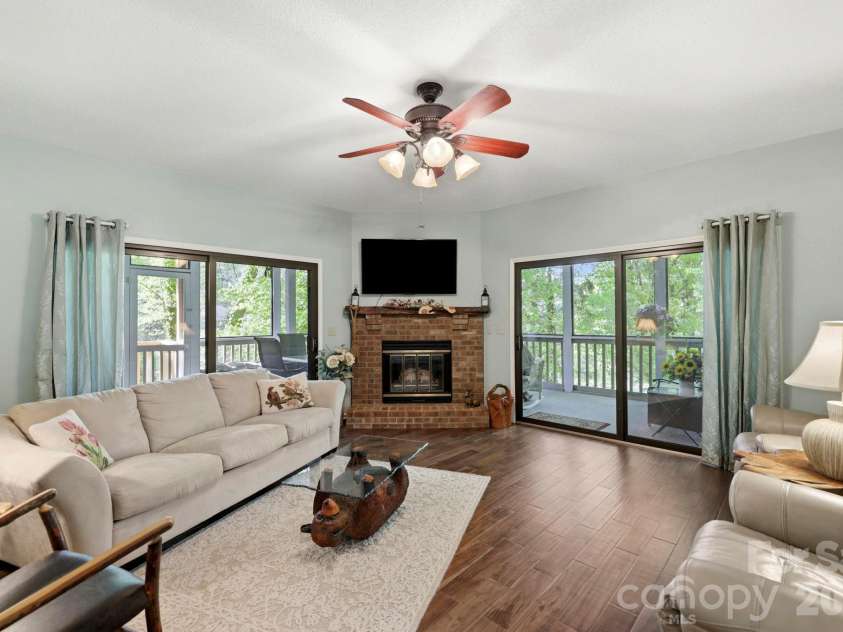 3509 Mountain Top Way, Hendersonville, NC 28739.  MLS# CAR4374496, YatesRealty ID 20491. 