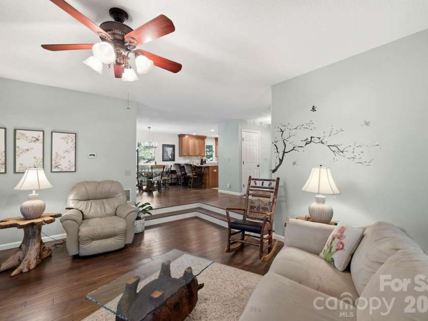 3509 Mountain Top Way, Hendersonville, NC 28739.  MLS# CAR4374496, YatesRealty ID 20491. 