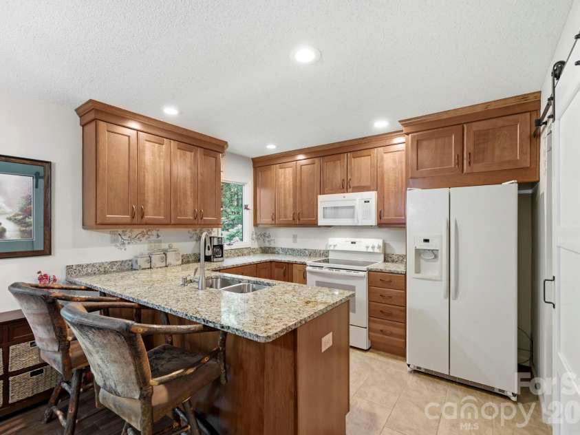 3509 Mountain Top Way, Hendersonville, NC 28739.  MLS# CAR4374496, YatesRealty ID 20491. 