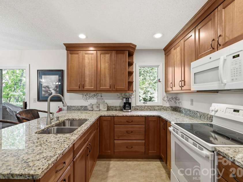 3509 Mountain Top Way, Hendersonville, NC 28739.  MLS# CAR4374496, YatesRealty ID 20491. 