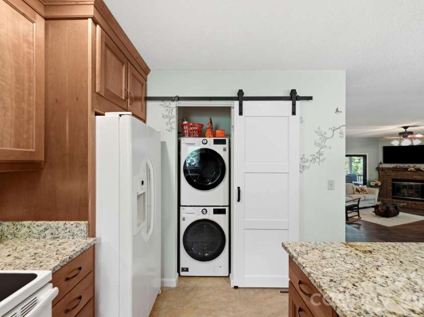 3509 Mountain Top Way, Hendersonville, NC 28739.  MLS# CAR4374496, YatesRealty ID 20491. 
