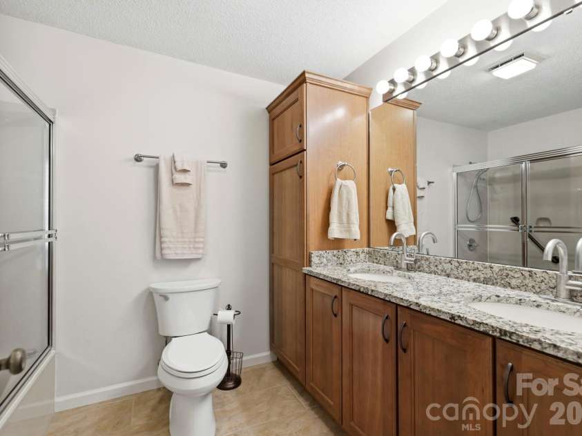 3509 Mountain Top Way, Hendersonville, NC 28739.  MLS# CAR4374496, YatesRealty ID 20491. 