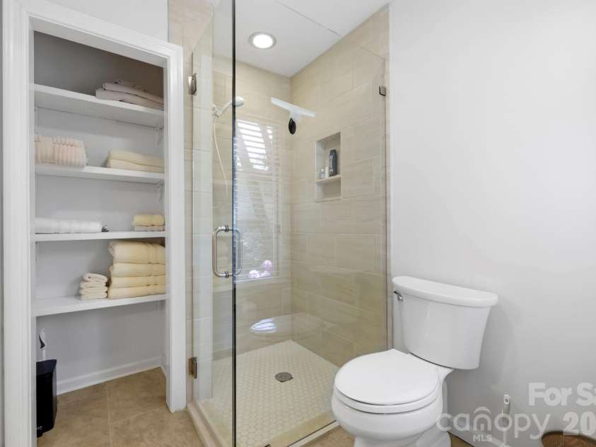 3509 Mountain Top Way, Hendersonville, NC 28739.  MLS# CAR4374496, YatesRealty ID 20491. 