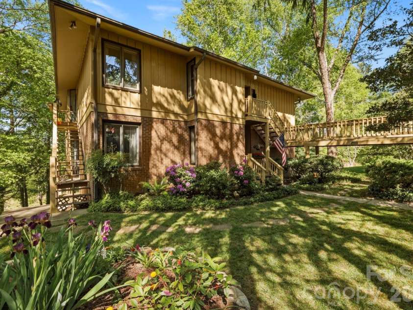 3509 Mountain Top Way, Hendersonville, NC 28739.  MLS# CAR4374496, YatesRealty ID 20491. 