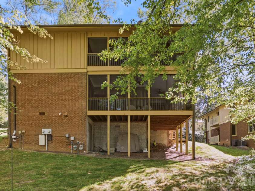 3509 Mountain Top Way, Hendersonville, NC 28739.  MLS# CAR4374496, YatesRealty ID 20491. 