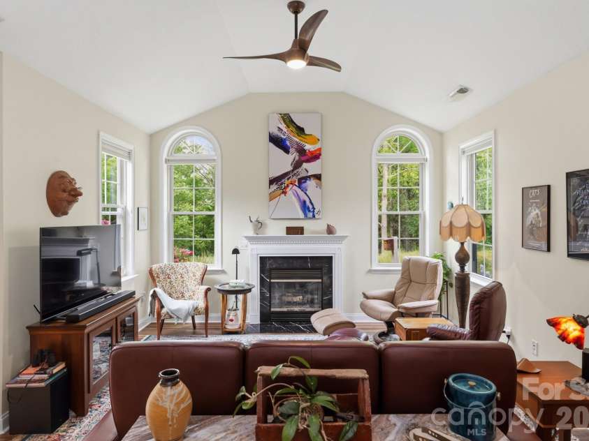 57 Outlook Circle, Swannanoa, NC 28778.  MLS# CAR4375791, YatesRealty ID 20493. Impeccably maintained and updated unit in prime location!