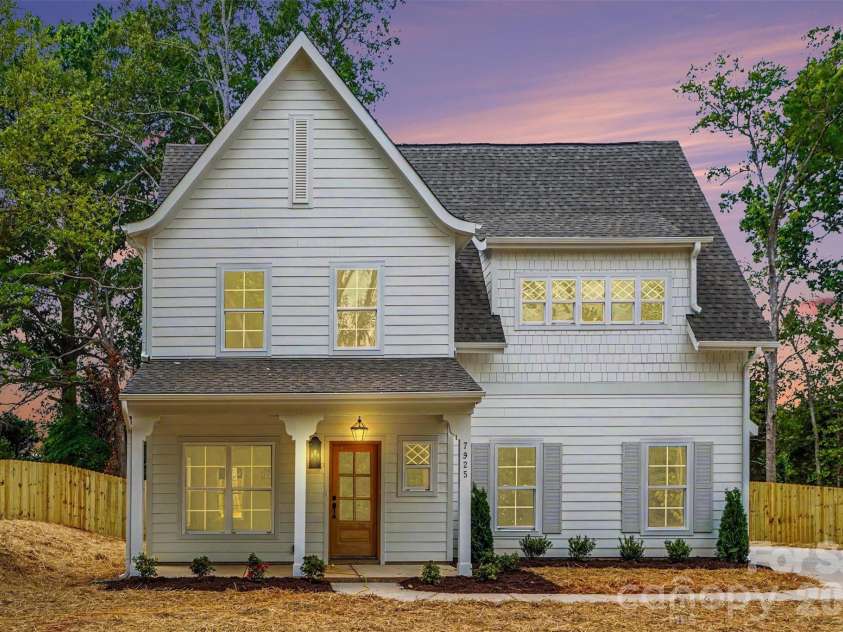 7925 Large Oak Lane, Mint Hill, NC 28227.  MLS# CAR4375261, YatesRealty ID 20495. 