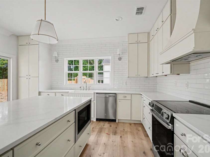 7925 Large Oak Lane, Mint Hill, NC 28227.  MLS# CAR4375261, YatesRealty ID 20495. 