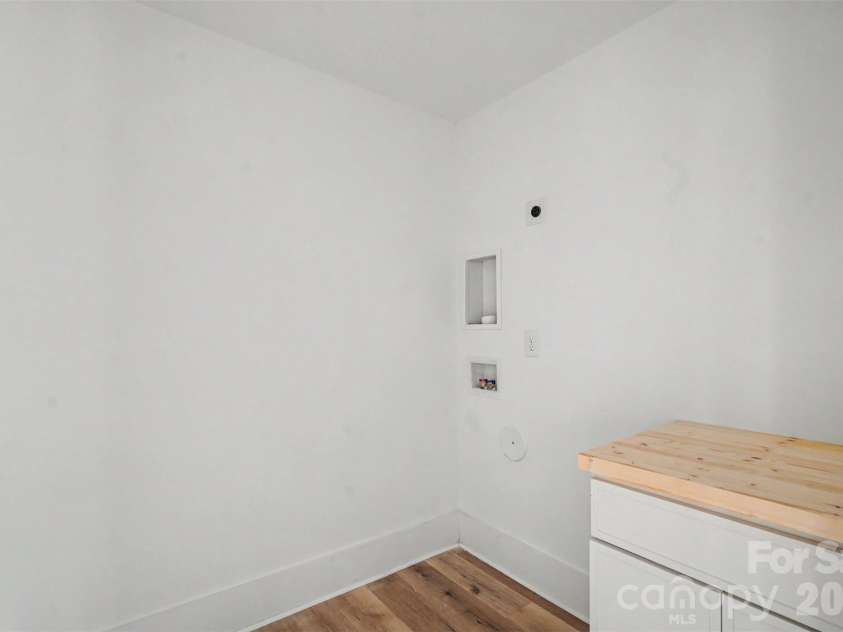 7925 Large Oak Lane, Mint Hill, NC 28227.  MLS# CAR4375261, YatesRealty ID 20495. Laundry