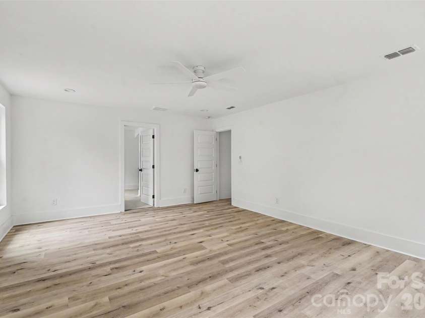 7925 Large Oak Lane, Mint Hill, NC 28227.  MLS# CAR4375261, YatesRealty ID 20495. Secondary bathroom