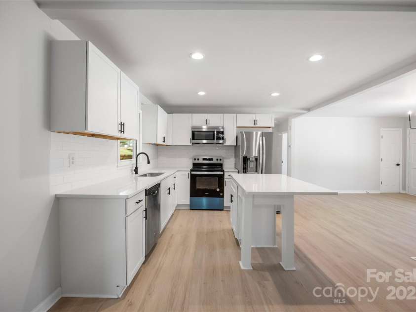 3715 Dallas High Shoals Highway, Dallas, NC 28034.  MLS# CAR4244433, YatesRealty ID 20499. Kitchen