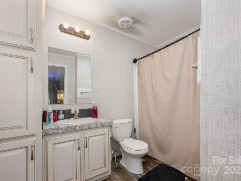 6555 Mcintosh Road, Stanley, NC 28164.  MLS# CAR4277348, YatesRealty ID 2050. Full bathroom between Bed 4 & 5