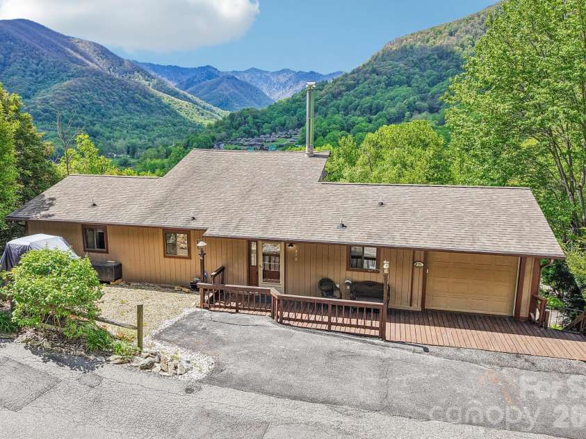 348 Valley Creek Drive, Maggie Valley, NC 28751.  MLS# CAR4372209, YatesRealty ID 20500. Massive Mountain VIEWS 348 Valley View Rd , Maggie Valley, NC