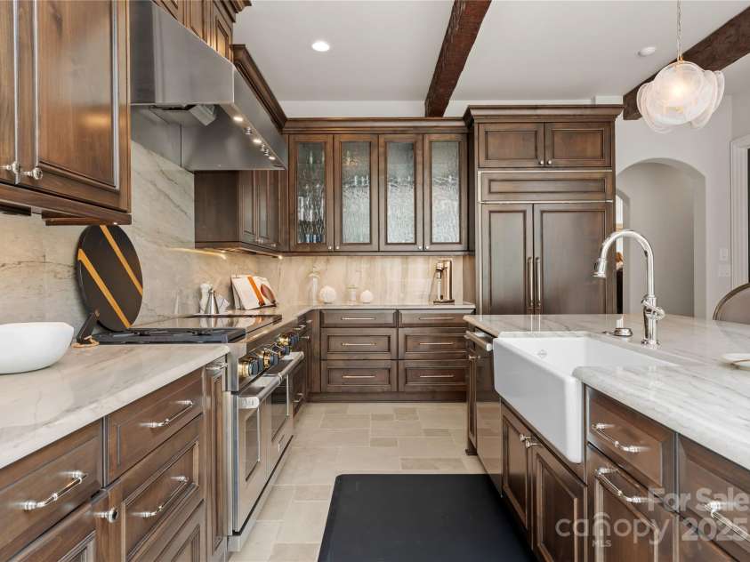 8500 Longview Club Drive, Waxhaw, NC 28173.  MLS# CAR4268585, YatesRealty ID 20500. Quartzite countertops add to the beauty of this quietly luxurious kitchen