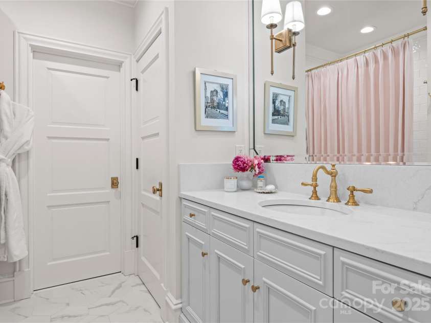 8500 Longview Club Drive, Waxhaw, NC 28173.  MLS# CAR4268585, YatesRealty ID 20500. Recently renovated bathroom