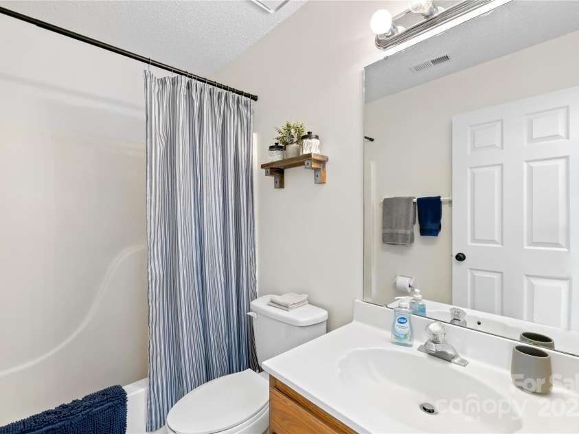 10908 Delsing Court, Charlotte, NC 28214.  MLS# CAR4264464, YatesRealty ID 20504. Upstairs Hall Bath.