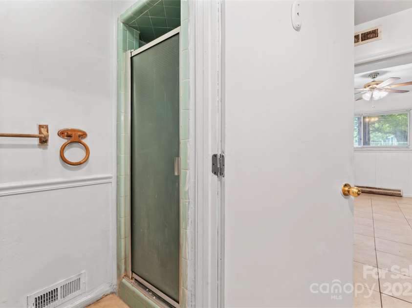 2255 Milton Road, Charlotte, NC 28215.  MLS# CAR4260696, YatesRealty ID 20509. 