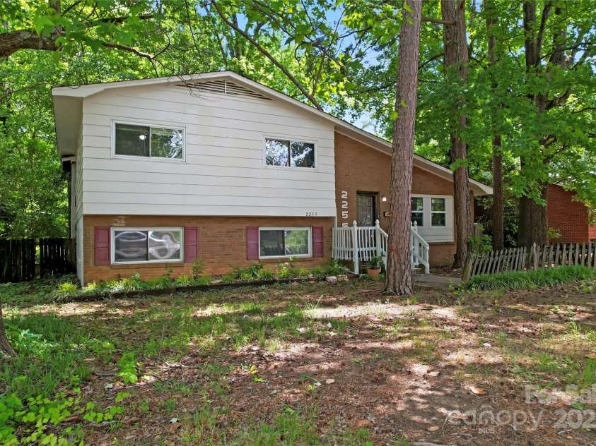 2255 Milton Road, Charlotte, NC 28215.  MLS# CAR4260696, YatesRealty ID 20509. 